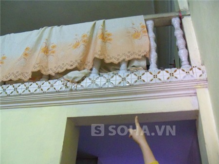 Nhân viên đang chỉ chỗ đối tượng buộc dây treo chị M. lên để tra tấn