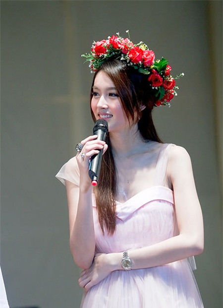 Vẻ hiền thục của Hoa hậu chuyển giới.