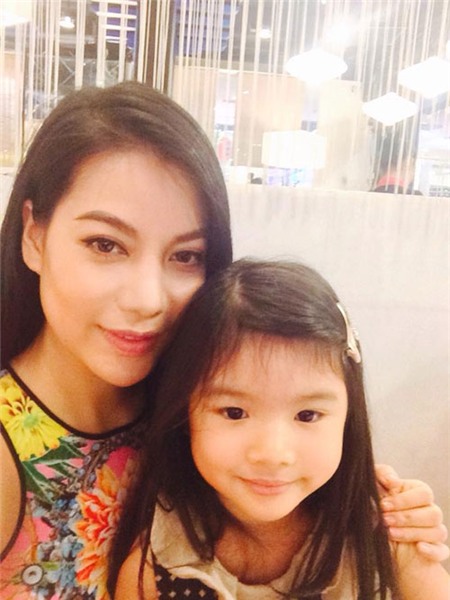 Hà Hồ hạnh phúc bên chồng con - 4