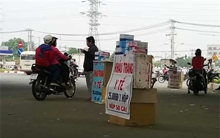 Khẩu trang y tế bán ở vỉa hè: Phòng bệnh hay