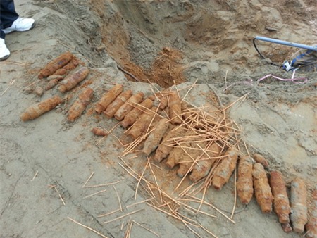 24 quả đạn pháo chưa kích nổ đã được phát hiện trong lúc các thợ đào móng xây hàng rào.