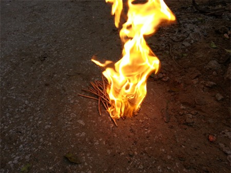 Rất nhiều dây dẫn nổ vẫn cháy mạnh khi gặp lửa.