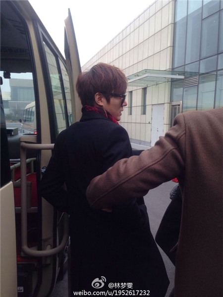 Lee Min Ho bị quây kín lối ở sân bay khi sang Trung Quốc | Lee Min Ho,Lee Min Ho ở sân bay,thời trang sân bay của Lee Min Ho,Lee Min Ho bị fans bao vây