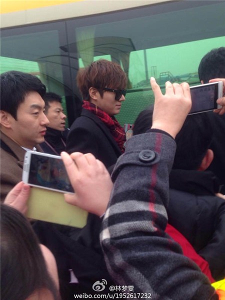Lee Min Ho bị quây kín lối ở sân bay khi sang Trung Quốc | Lee Min Ho,Lee Min Ho ở sân bay,thời trang sân bay của Lee Min Ho,Lee Min Ho bị fans bao vây