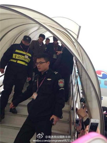 Lee Min Ho bị quây kín lối ở sân bay khi sang Trung Quốc | Lee Min Ho,Lee Min Ho ở sân bay,thời trang sân bay của Lee Min Ho,Lee Min Ho bị fans bao vây