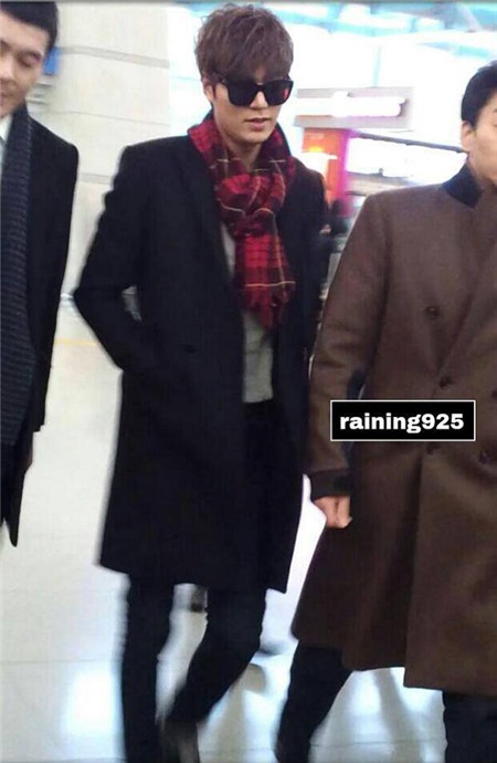 Lee Min Ho bị quây kín lối ở sân bay khi sang Trung Quốc | Lee Min Ho,Lee Min Ho ở sân bay,thời trang sân bay của Lee Min Ho,Lee Min Ho bị fans bao vây