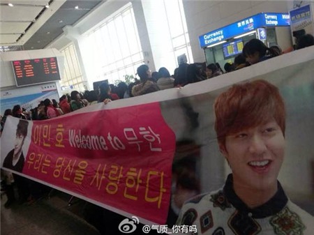 Lee Min Ho bị quây kín lối ở sân bay khi sang Trung Quốc | Lee Min Ho,Lee Min Ho ở sân bay,thời trang sân bay của Lee Min Ho,Lee Min Ho bị fans bao vây