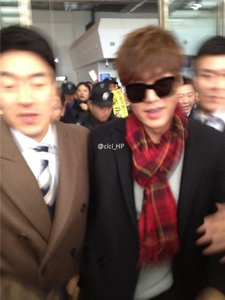 Lee Min Ho bị quây kín lối ở sân bay khi sang Trung Quốc | Lee Min Ho,Lee Min Ho ở sân bay,thời trang sân bay của Lee Min Ho,Lee Min Ho bị fans bao vây