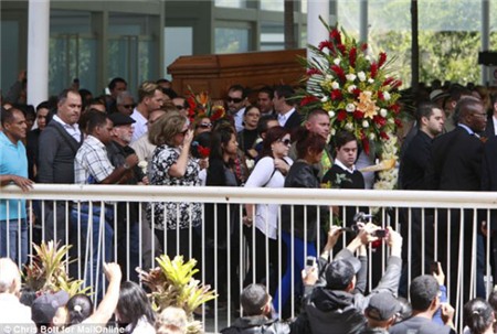 Hàng ngàn người chen lấn hỗn loạn trong đám tang Hoa hậu Venezuela 2004 | Hoa hậu Venezuela 2004 bị giết,Hoa hậu Monica Spear Mootz bị giết,đám tang Hoa hậu Venezuela 2004