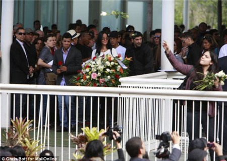 Hàng ngàn người chen lấn hỗn loạn trong đám tang Hoa hậu Venezuela 2004 | Hoa hậu Venezuela 2004 bị giết,Hoa hậu Monica Spear Mootz bị giết,đám tang Hoa hậu Venezuela 2004