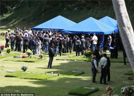 Hàng ngàn người chen lấn hỗn loạn trong đám tang Hoa hậu Venezuela 2004 | Hoa hậu Venezuela 2004 bị giết,Hoa hậu Monica Spear Mootz bị giết,đám tang Hoa hậu Venezuela 2004