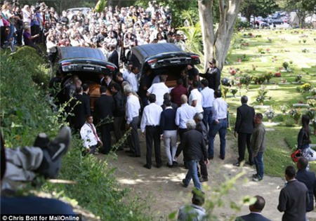 Hàng ngàn người chen lấn hỗn loạn trong đám tang Hoa hậu Venezuela 2004 | Hoa hậu Venezuela 2004 bị giết,Hoa hậu Monica Spear Mootz bị giết,đám tang Hoa hậu Venezuela 2004