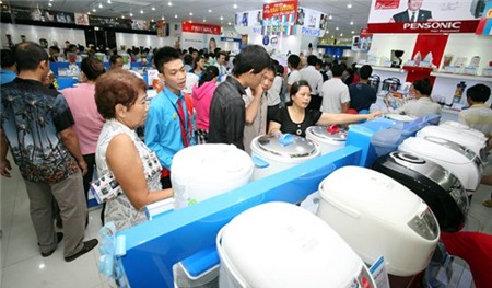 kinh-doanh, bán-lẻ, điện-máy, siêu-thị, DN, hàng-hóa, phá-sản, nợ, tồn-kho, khuyến-mãi, giảm-giá, thua-lỗ, làm-liều, cuộc-chiến, tàn-sát