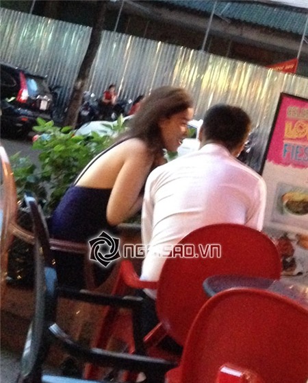 Bắt gặp đạo diễn Lê Hoàng say sưa cà phê cùng cô gái lạ | Lê Hoàng,đạo diễn Lê Hoàng,Bắt gặp đạo diễn Lê Hoàng say sưa cà phê cùng cô gái lạ