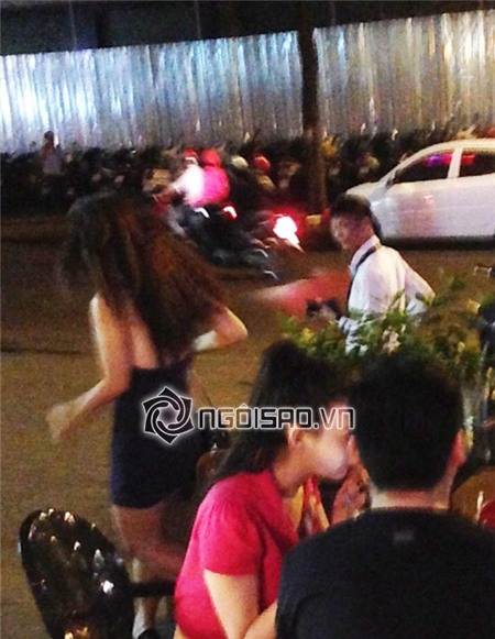 Bắt gặp đạo diễn Lê Hoàng say sưa cà phê cùng cô gái lạ | Lê Hoàng,đạo diễn Lê Hoàng,Bắt gặp đạo diễn Lê Hoàng say sưa cà phê cùng cô gái lạ