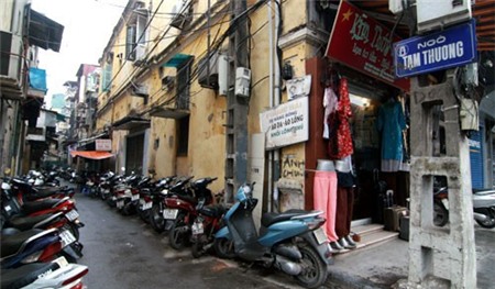 ẩm-thực, phố, Hà-Nội, nem-rán, lòng-bò, đồ-nướng, chân-gà-nướng, hoa-quả-dầm