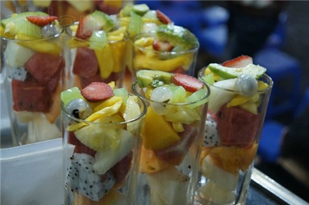 ẩm-thực, phố, Hà-Nội, nem-rán, lòng-bò, đồ-nướng, chân-gà-nướng, hoa-quả-dầm