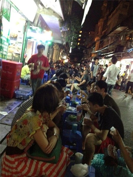 ẩm-thực, phố, Hà-Nội, nem-rán, lòng-bò, đồ-nướng, chân-gà-nướng, hoa-quả-dầm