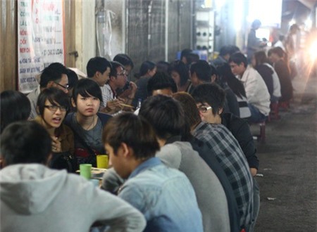 ẩm-thực, phố, Hà-Nội, nem-rán, lòng-bò, đồ-nướng, chân-gà-nướng, hoa-quả-dầm