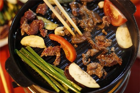 ẩm-thực, phố, Hà-Nội, nem-rán, lòng-bò, đồ-nướng, chân-gà-nướng, hoa-quả-dầm