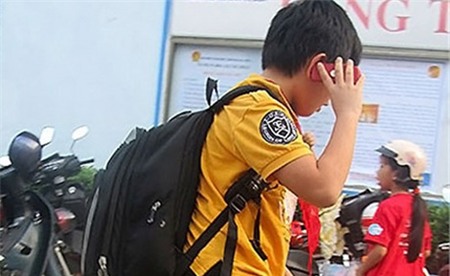Sử dụng điện thoại quá sớm sẽ không tốt cho các em học sinh.