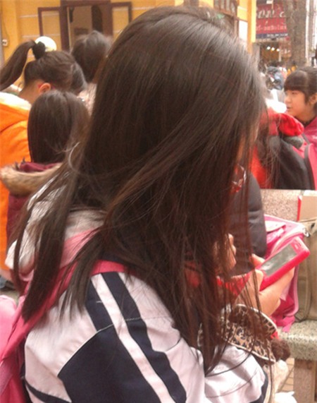 Cần cân nhắc trước khi cho trẻ sử dụng điện thoại. Ảnh minh họa