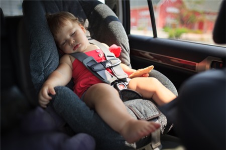 Ngủ trong ghế ngồi ô tô có thể khiến trẻ đột tử 1