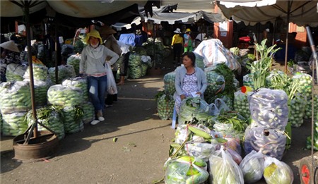 Tiểu-thương, sức-mua, dịch-cúm-gia-cầm, rau-củ, nông-sản, ế-ẩm