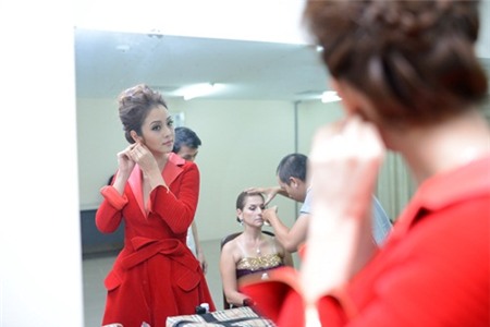 Jennifer Phạm lộ vẻ mệt mỏi trong hậu trường - 8