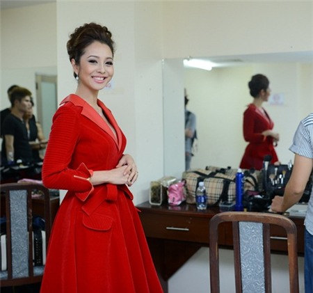 Jennifer Phạm lộ vẻ mệt mỏi trong hậu trường - 9