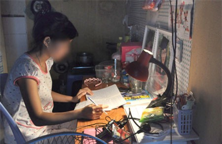 Những nữ sinh vác bụng bầu lên giảng đường