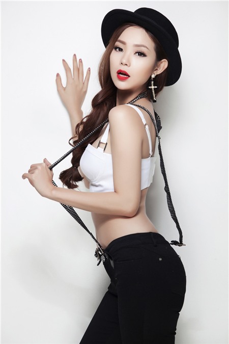 Minh Hằng tung ảnh nội y bỏng mắt