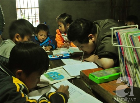 Hà Nội: Phục sát đất thầy giáo cầm bút bằng miệng, dạy trẻ viết chữ đẹp 2
