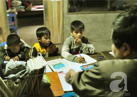 Hà Nội: Phục sát đất thầy giáo cầm bút bằng miệng, dạy trẻ viết chữ đẹp 3