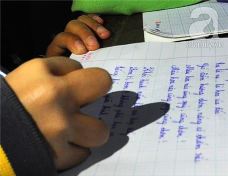 Hà Nội: Phục sát đất thầy giáo cầm bút bằng miệng, dạy trẻ viết chữ đẹp 4