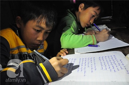 Hà Nội: Phục sát đất thầy giáo cầm bút bằng miệng, dạy trẻ viết chữ đẹp 6