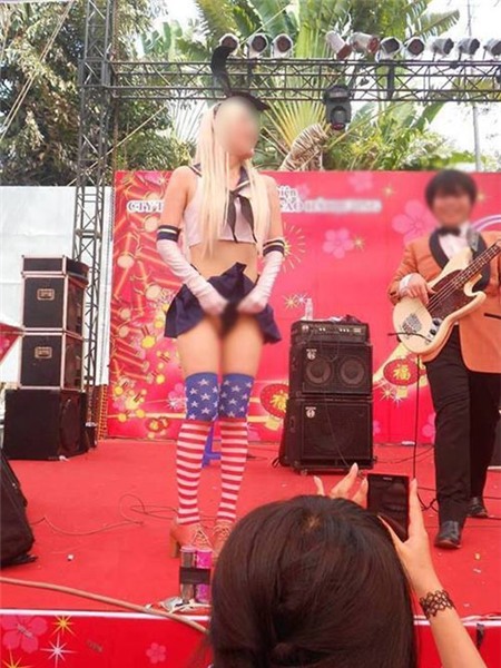 "Tức mắt" muôn kiểu thời trang hở bạo của thiếu nữ Việt - 17