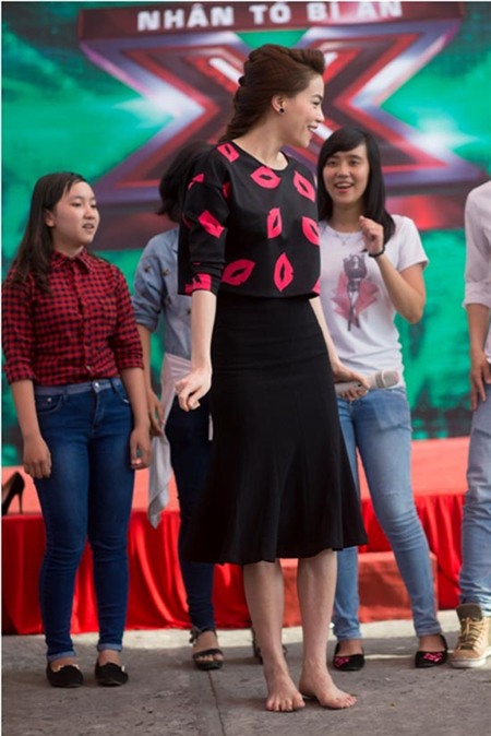 Tuy nhiên, có vẻ do vì quá gầy nên đôi chân của Hồ Ngọc Hà có dấu hiệu nổi gân