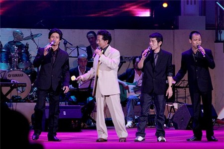 Chế Linh và 3 con biểu diễn ở VN.