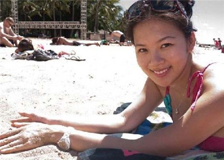Con gái ca sỹ Đài Loan vẫn tung ảnh 'nóng' dù cha mới qua đời 