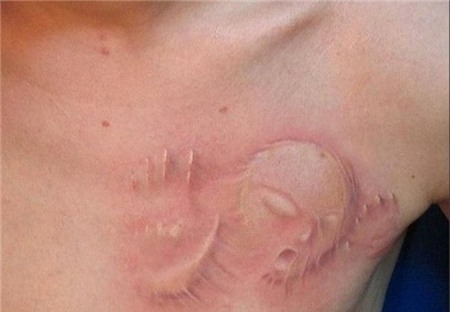 Tuy nhiên, trào lưu vẫn chưa có dấu hiệu giảm nhiệt. Thậm chí nhiều bạn còn nghĩ ra kiểu xăm mô phỏng ma quỷ bị mắc kẹt dưới da.