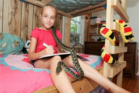 Krista chơi đùa cùng con rắn 