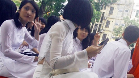 Không hiếm gặp hình ảnh nữ sinh trung học ngồi trang điểm ở giữa sân trường