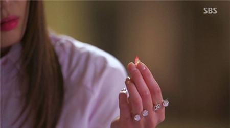 Học Jun Ji Hyun đeo midi ring 'chất lừ' - 3