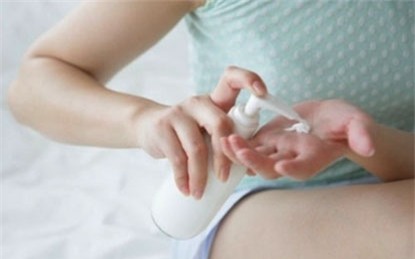 Vệ sinh vùng kín bằng nước rửa chuyên dùng. Tuyệt đối không thụt rửa âm đạo