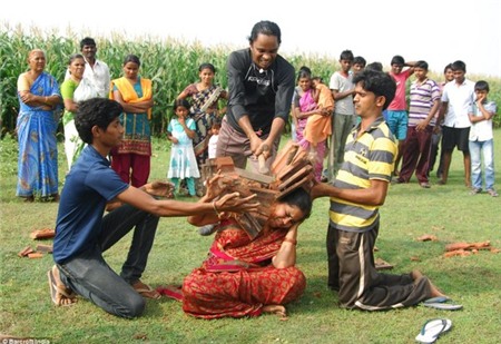 Người phụ nữ gan dạ biểu diễn màn chém dừa trên cổ họng 5