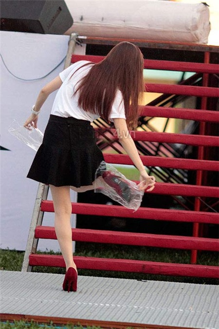 Minh Hằng mặc đẹp với mốt váy loe - 3