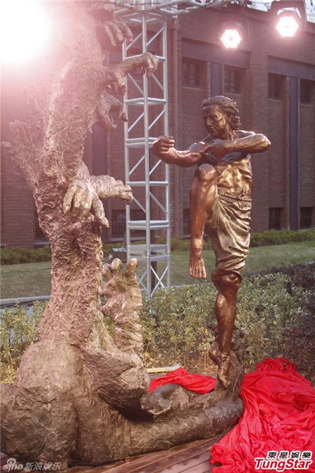 Thành Lonng khoe tượng điêu khắc chính mình trong phim mới - Ảnh 2