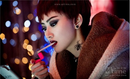 Thành Lonng khoe tượng điêu khắc chính mình trong phim mới - Ảnh 8