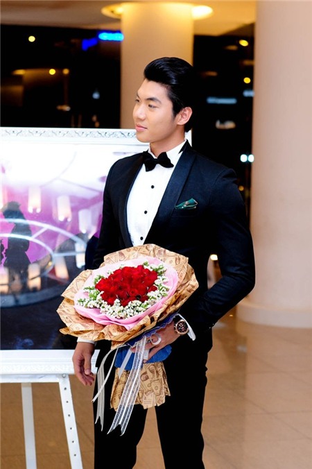 Trương Nam Thành có thực sự cao thượng khi đến và tặng hoa người yêu cũ ngay trước mặt chú rể